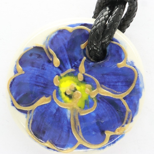 39 - Anita Harris Forget Me Not pendant necklace, limited edition of fifteen only, D: 40 mm, L: 50 cm. UK... 