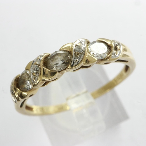 40 - 9ct gold ring set with cubic zirconia, size S, 2.0g. UK P&P Group 0 (£6+VAT for the first lot and £1... 