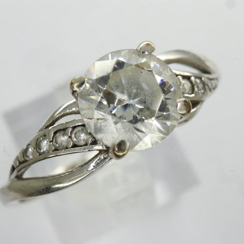 8 - 9ct white gold ring set with cubic zirconia, size T, 2.1g. UK P&P Group 0 (£6+VAT for the first lot ... 