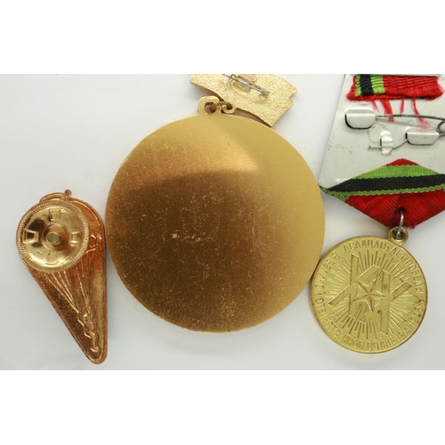 148 - 20th Anniversary Soviet WWII medal (1965), A Cuban Airborne Troops screw-back enamelled badge c.1980... 