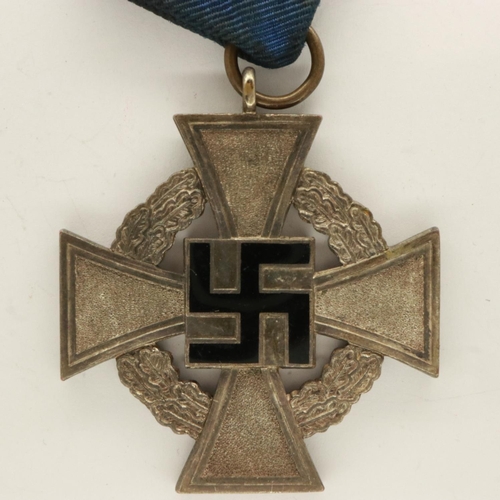 160 - WWII enamelled German long service medal. UK P&P Group 0 (£6+VAT for the first lot and £1+VAT for su... 