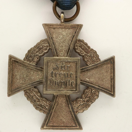 160 - WWII enamelled German long service medal. UK P&P Group 0 (£6+VAT for the first lot and £1+VAT for su... 