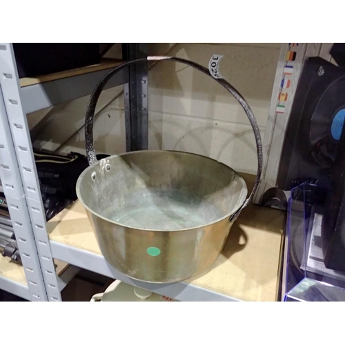 1026 - Large brass preserving pan. Not available for in-house P&P