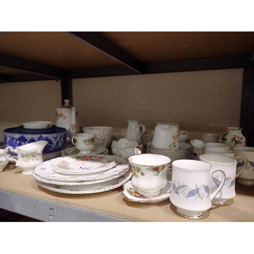 1047 - Quantity of mixed ceramics, including Royal Albert Old Country Roses. Not available for in-house P&P