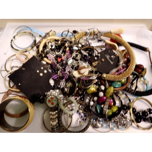 1068 - Mixed costume jewellery and watches. UK P&P Group 1 (£16+VAT for the first lot and £2+VAT for subseq... 