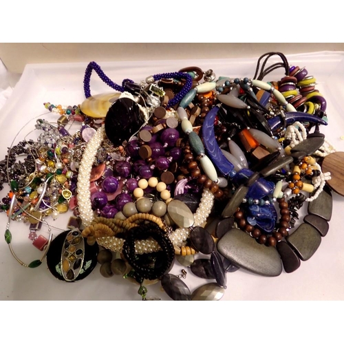 1070 - Mixed costume jewellery. UK P&P Group 1 (£16+VAT for the first lot and £2+VAT for subsequent lots)