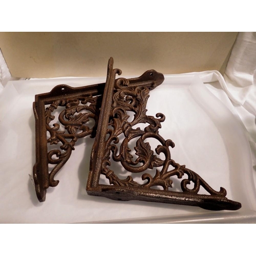 1095 - Pair of cast iron brackets, 25 x 30 cm. Not available for in-house P&P