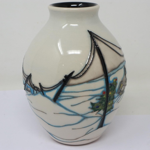 186 - Moorcroft bulbous vase, Home For Christmas, no chips or cracks, H: 15 cm. UK P&P Group 1 (£16+VAT fo... 