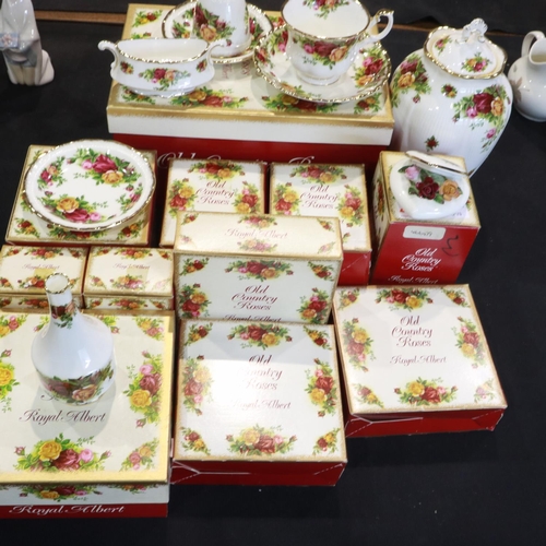 222 - Mixed Royal Albert Old Country Roses ceramics, mainly boxed. UK P&P Group 3 (£30+VAT for the first l... 