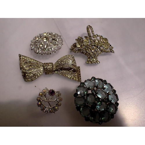 1102 - Five costume jewellery brooches. UK P&P Group 1 (£16+VAT for the first lot and £2+VAT for subsequent... 