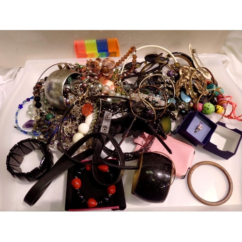 1112 - Quantity of mixed costume jewellery etc. UK P&P Group 1 (£16+VAT for the first lot and £2+VAT for su... 