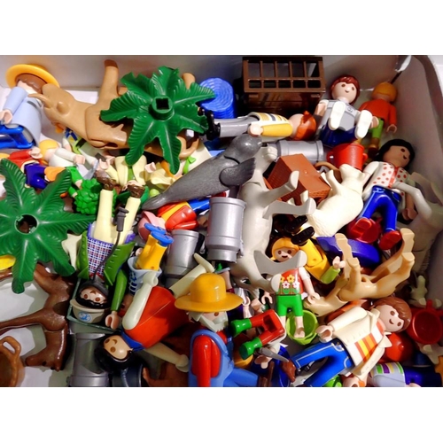 1141 - Box of Playmobil figures. UK P&P Group 1 (£16+VAT for the first lot and £2+VAT for subsequent lots)