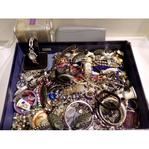 1157 - Box of mixed costume jewellery. UK P&P Group 1 (£16+VAT for the first lot and £2+VAT for subsequent ... 