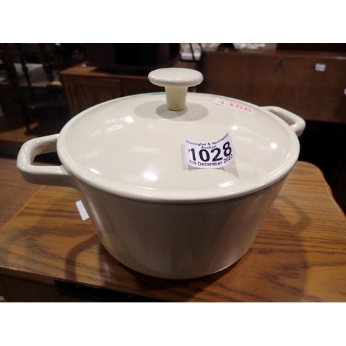 1028 - Le Creuset style cream enamelled casserole pot with a quantity of silicone cookware. Not available f... 