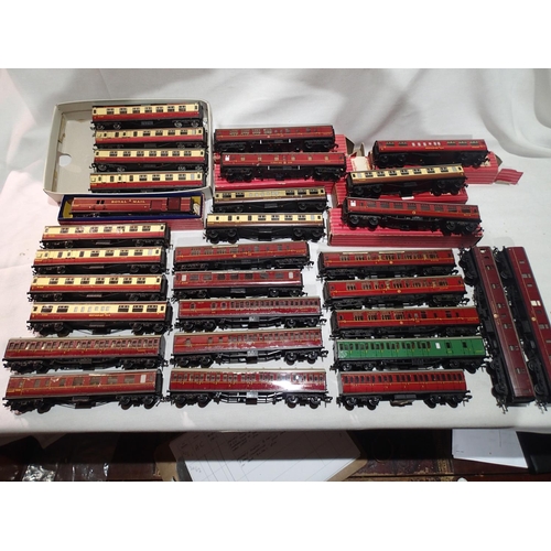 2064 - Thirty OO scale mostly Hornby Dublo coaches, mostly plastic wheels (2 or 3 rail), four coaches, meta... 