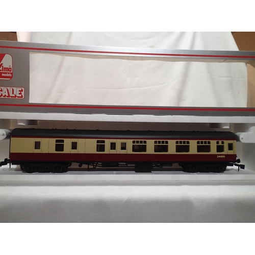 2106 - O gauge Lima, B.R Blood/Custard brake/end coach 34100, in near mint condition/ boxed with wear. UK P... 