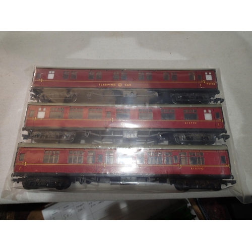 2122 - Hornby Dublo 2/3 rail, rake of three B.R Maroon coaches, two comp and one sleeping car, in very good... 