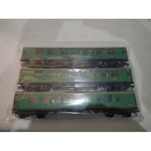 2123 - Hornby Dublo 2/3 rail, rake of three B.R Green coaches, two comps and one brake end, in very good co... 