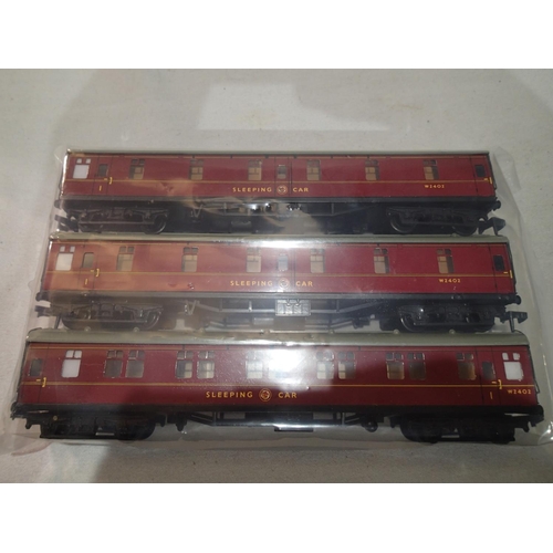 2124 - Hornby Dublo 2/3 rail, rake of three BR Maroon sleeping cars, in very good condition/unboxed. UK P&P... 