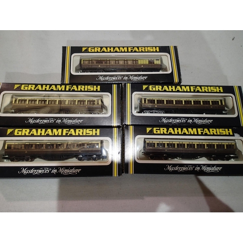 2141 - Rake of five N gauge Farish G.W.R Suburban coaches, choc/cream in very good to excellent condition, ... 