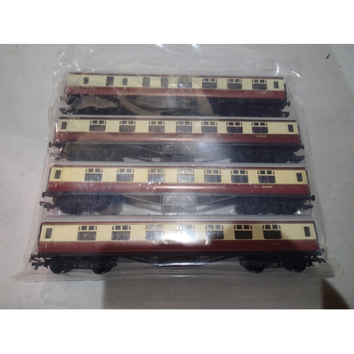 2145 - Rake of four OO scale Dapol/Mainline blood/custard coaches, in very good condition, unboxed. UK P&P ... 