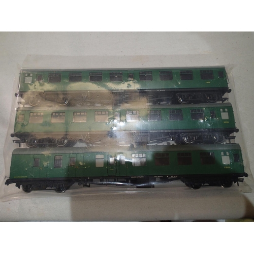 2146 - Rake of three OO scale Bachmann BR MK1 green coaches, in very good condition, some glazing loose, un... 