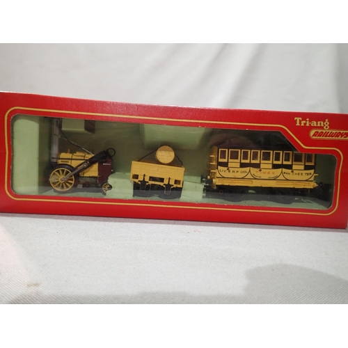 2229 - OO gauge Triang R346 Stephensons Rocket and Times coach set, in excellent to near mint condition, ba... 