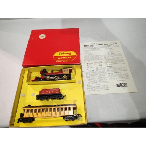 2231 - OO gauge Triang Hornby R641 Davy Crocket locomotive and tender with Bogie smoking coach, in excellen... 