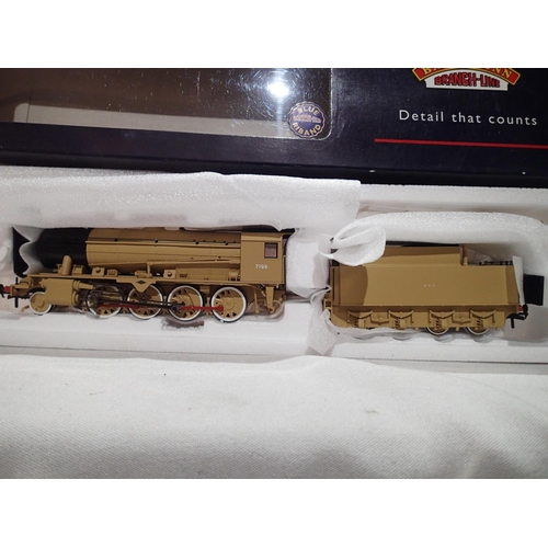 2260 - OO gauge Bachmann 32-255A, W.D Austerity 2.8.0 and tender, Desert Sand, 7199 in near mint condition,... 