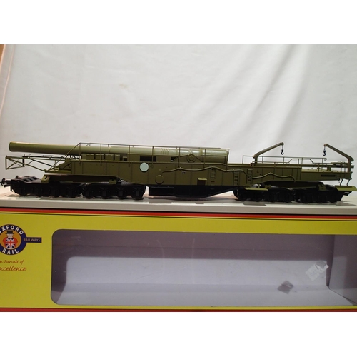 2265 - OO gauge Oxford rail 76 BOO MO2, Gladiator rail gun WWII green, in near mint condition, wear to box.... 