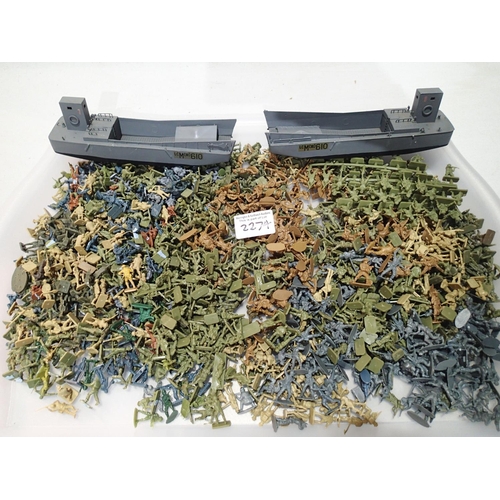 2274 - Approximately one hundred OO scale plastic soldiers, 1/72 scale, various makes and types, mostly unp... 