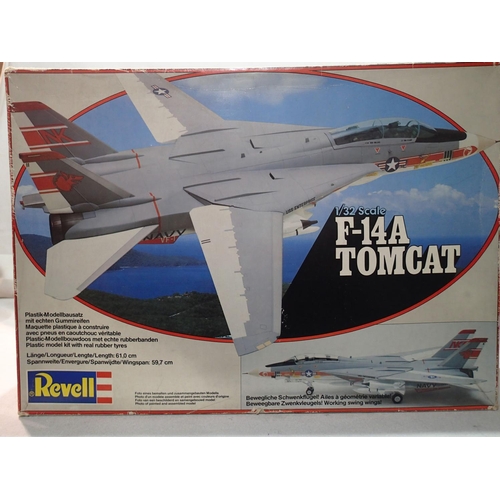 2290 - 1/32mm scale RevellF.14A Tomcat kit, large model 61 cm long and 59 cm wingspan, appears complete/unc... 