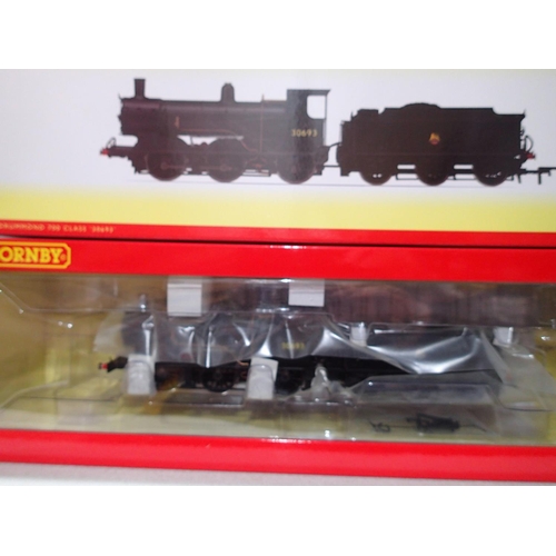 2309 - OO gauge Hornby R3240 Drummond 700 class, 30693, Black, Early Crest, in near mint condition, slight ... 