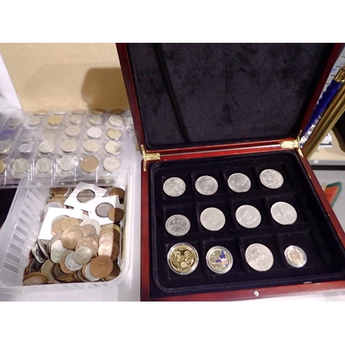 1044 - Collection of world and UK coins including box with enamelled examples. UK P&P Group 1 (£16+VAT for ... 