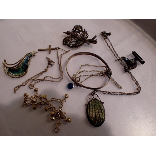 1046 - Mixed silver jewellery, including pendant necklaces, brooches etc. UK P&P Group 1 (£16+VAT for the f... 