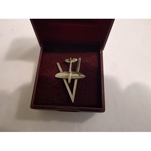 1054 - Spitfire and V for Victory brooch. UK P&P Group 1 (£16+VAT for the first lot and £2+VAT for subseque... 