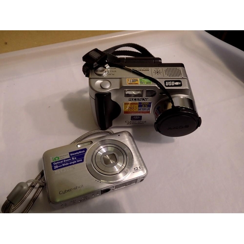 1063 - Two Sony digital Cybershot cameras. UK P&P Group 1 (£16+VAT for the first lot and £2+VAT for subsequ... 