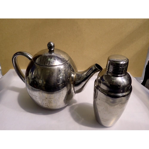 1100 - Sabichi stainless steel tea pot and a Disney cocktail shaker. Not available for in-house P&P