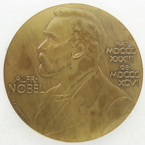 114 - Albert Einstein commemorative medallion, 42mm. UK P&P Group 0 (£6+VAT for the first lot and £1+VAT f... 