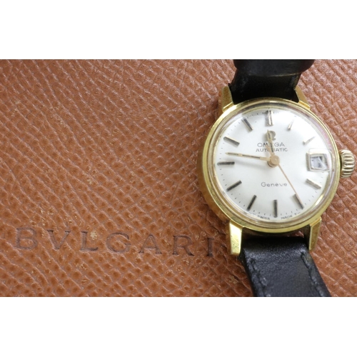 77 - Omega Geneve automatic ladies watch with date aperture on a black leather strap, with Bulgari case, ... 