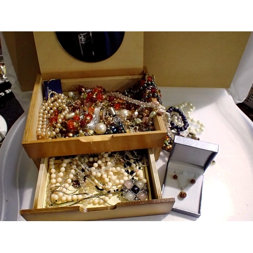 1128 - A quantity of costume jewellery within a jewellery box. UK P&P Group 2 (£20+VAT for the first lot an... 