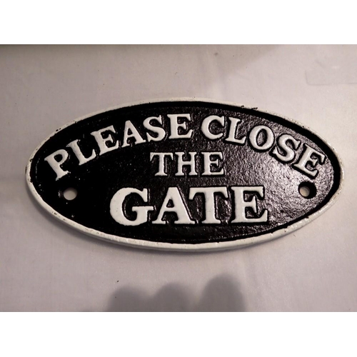 1150 - Cast iron Please Close The Gate sign, W: 18 cm. UK P&P Group 1 (£16+VAT for the first lot and £2+VAT... 