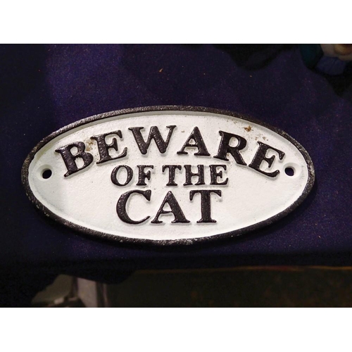 1162 - Cast iron Beware of Cat sign, W: 17 cm. UK P&P Group 1 (£16+VAT for the first lot and £2+VAT for sub... 