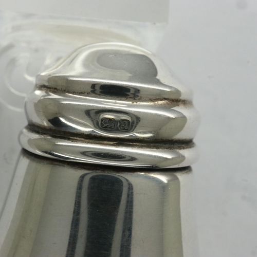 104 - Hallmarked silver salt shaker, Birmingham assay, H: 50 mm, 12g. UK P&P Group 1 (£16+VAT for the firs... 