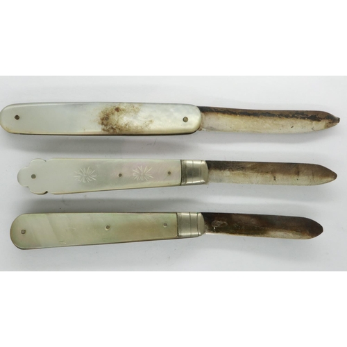 105 - Three hallmarked silver bladed fruit knives, each with mother of pearl handles. UK P&P Group 1 (£16+... 