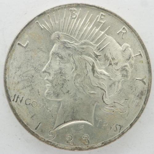 139 - 1923 American silver peace dollar. UK P&P Group 0 (£6+VAT for the first lot and £1+VAT for subsequen... 