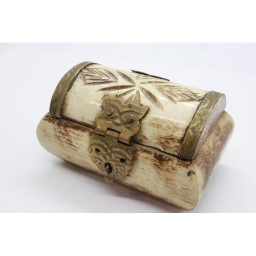 165 - Bone box with brass mounts. UK P&P Group 1 (£16+VAT for the first lot and £2+VAT for subsequent lots... 