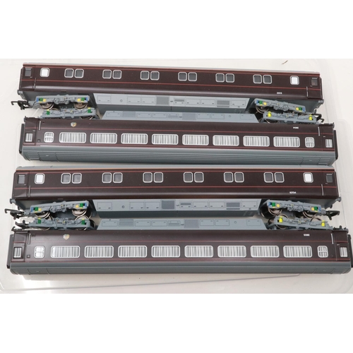 179 - Four OO scale Hornby Royal train coaches, in excellent condition, unboxed. UK P&P Group 1 (£16+VAT f... 