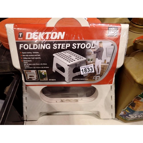 1833 - Dekton folding step stool. Not available for in-house P&P