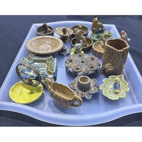 230 - Fifteen pieces of Wade ceramics and two others, damages and repairs to four pieces. UK P&P Group 2 (... 